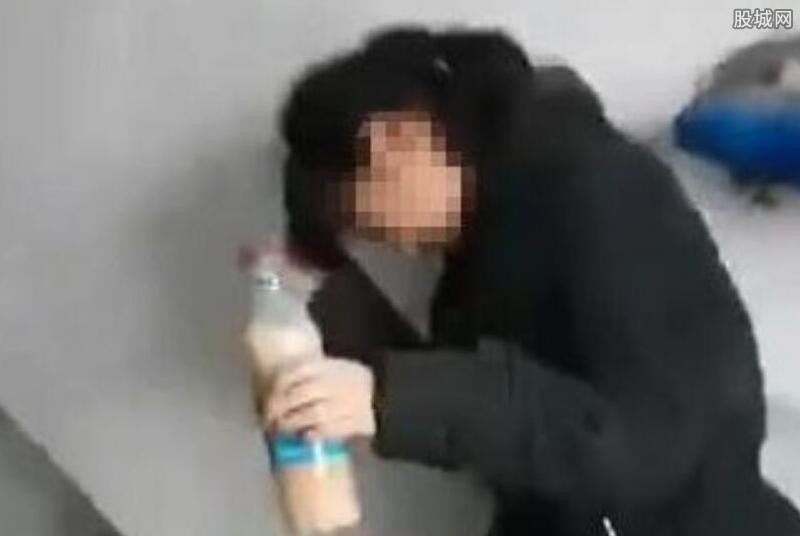 遭欺凌被逼喝芥末 初中女生被群殴画面十分暴力血腥