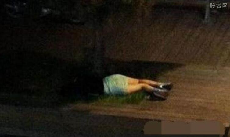 美女醉酒躺在路边 被三男发现后竟被这样玩弄