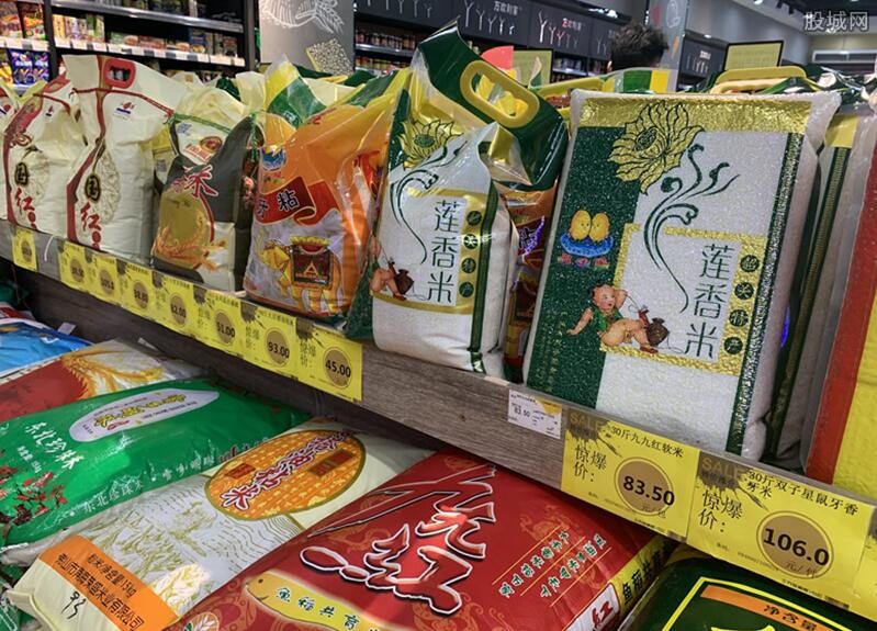 武汉一超市内悬挂大米储备任务牌 引导市民从容购物