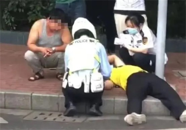 上海外卖骑手被交警追车后导致死亡