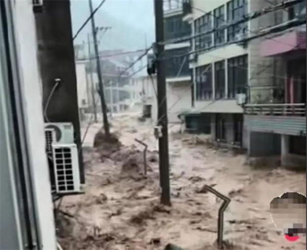 杭州遭暴雨袭击：公众家中水淹成河