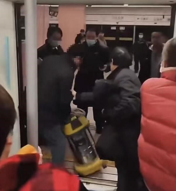 男子用吸尘器阻挡地铁关门近3分钟