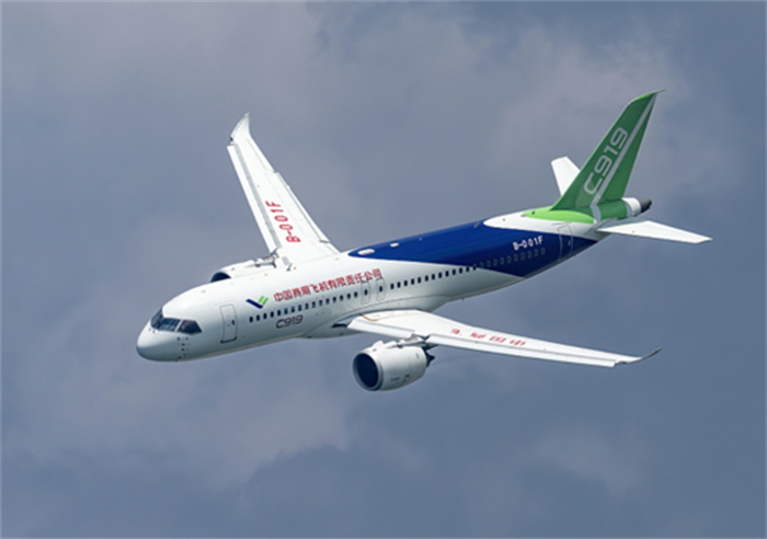 国产商用飞机首次亮相新加坡航展
